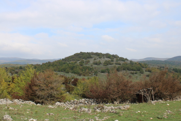 Pogled na brijeg Stražbenicu s zaravni istočno od vrebačke Crkvine (Foto: Goran Majetić)
