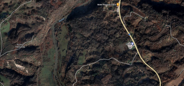 Crkvina Sveti Ivan nalazi se sjeverno od prostrane livade u središtu isječka zračne snimke, u području pod stablima i žbunjem (Izvor: Google Maps (google.com/maps/))