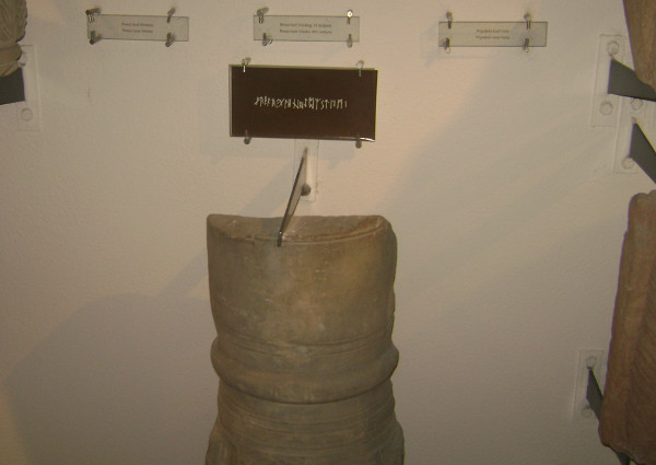 Fragment stupa sa ruševina bazilike u Brezi s runskim natpisom u Zemaljskom muzeju u Sarajevu (Foto: Mladen Milidragović)