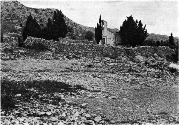 Pogled na crkvu Sveta Trojica sa zapada 1983. godine; u prvom planu vidi se suhozid koji okružuje groblje (Foto: Ante Glavičić; Izvor: ”Senjski zbornik” (Ante Glavičić ”Arheološki nalazi iz Senja i okolice (VI.)”), 1984.)