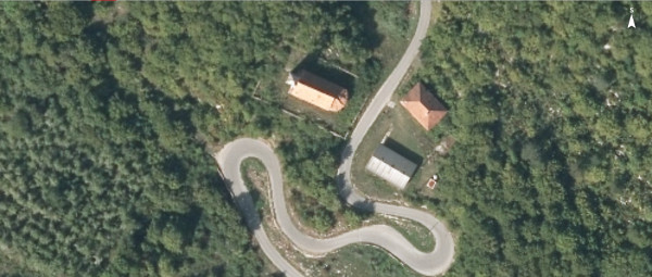 Mogući stećak u ”dvorištu” crkve Sveti Nikola smješten je uz jugozapadni zid crkvene cinkture (Izvor: Geoportal (geoportal.dgu.hr))