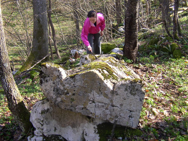Najviše kamenoloma sarkofaga je pronađeno u drugoj polovici 1990-ih u okolici naselja Siča i Perjasica između Korane i Mrežnice zahvaljujući dojavama ljubitelja arheologije poput Juraja Štefančića (Foto: Goran Majetić, 2008.)