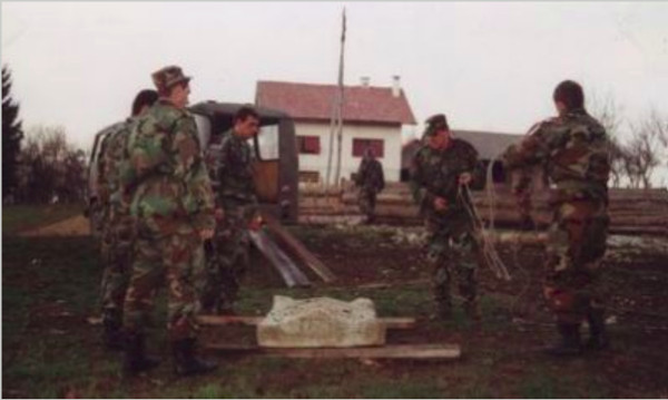 Hrvatska vojska, pod nadzorom arheologa Laze Čučkovića i Domagoja Perkića, prevezla je 1997. godine poklopac manjeg sarkofaga s Knežević brda kraj Veljuna u Gradski muzej Karlovac (Izvor: Juraj Štefančić)
