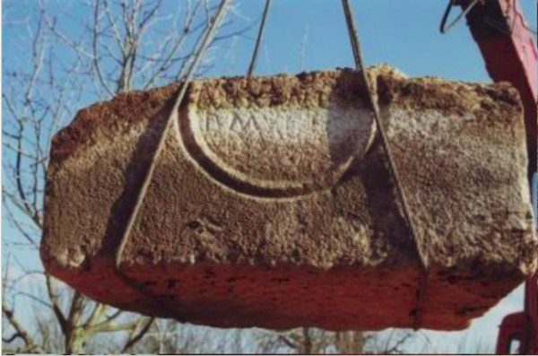 Uz sarkofage, u rimskim kamenolomima nadomak Karlovca izrađivale su se i masivne stele i urne. Na Knežević brdu kod Veljuna pronađena je 1997. godine stela s kružnim znamenom (rimskog cara Dioklecijana s prijelaza 3. u 4. stoljeće?). Premještena je u Gradski muzej Karlovac. (Izvor: Juraj Štefančić)