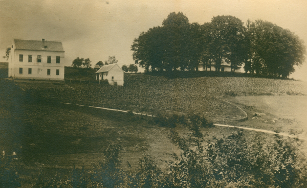Crkva Sveti Mihajlo i Gavrilo i obližnja škola u Donjem Budačkom u vrijeme istraživanja Josipa Brunšmida (oko) 1911. godine (Izvor: Zbirka fotografske dokumentacije Uprave za zaštitu kulturne baštine Ministarstva kulture Republike Hrvatske (fototeka.min-kulture.hr))
