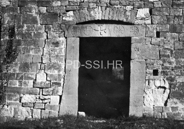 Romanički portal crkve Sveti Pelagije u Završju početkom 1960-ih godina (Izvor: Istarsko povijesno društvo - Societa Storica Istriana (ipd-ssi.hr); Arhiva Arheološkog muzeja Istre (fn. 6727))