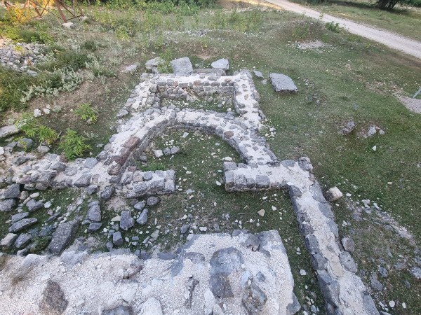 Temeljni ostaci srednjovjekovne crkve, s polukružnim svetištem na istočnoj strani, na crkvni u Podudbini (Foto: Tomislav Beronić)