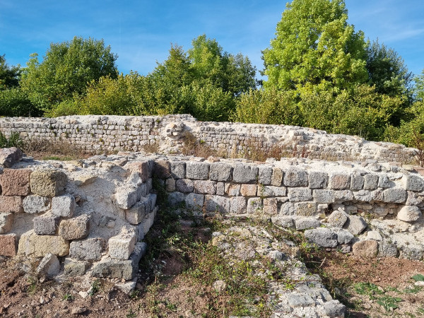 Crkva Sveti Jakov Stariji, čiji je položaj kasnije narod nazivao "Karija" ili "Korija" te "Biskupija", bila je stolnica Krbavske biskupije od 1185 do 1460. godine (Foto: Tomislav Beronić)