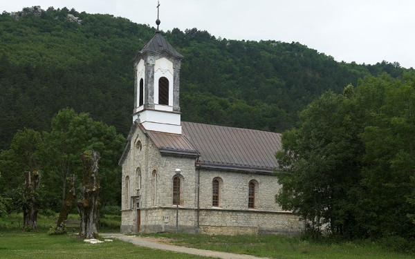 Crkva Blažena Djevica Marija Karmelska (Gospa od Karmela) u Smiljanu sagrađena 1864. godine, na mjestu starije zidane crkve iz 1707., u čije temelje je po predaji Luko Devčić uglavio kamen od 350 kilograma (Izvor: Palir (palir.com))