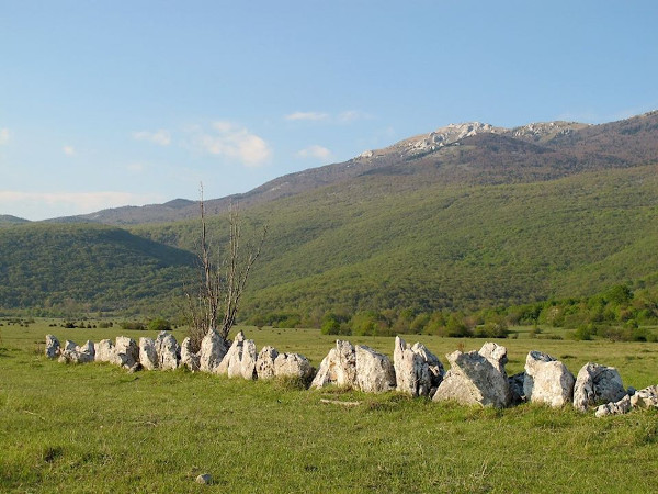 Kamene gromade u Koreničkom polju podno Ličke Plješivice - jedna od nebrojenih megalitnih gromača u Lici složena snagom mišića naših gorostasnih predaka (Izvor: Facebook stranica Planinarsko društvo Mrsinj Korenica, 22. travnja 2022.)