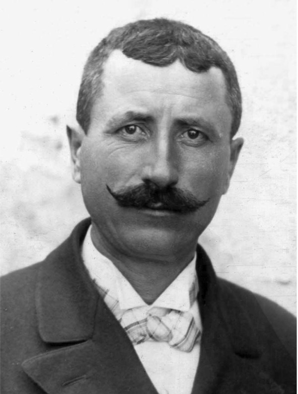 Vladimir Ardalić iz sela Đevrske zabilježio je narodnu predaju, ali i svjedočanstva o pronalasku kostiju divova u tome dijelu Bukovice (Foto: Radivoje Simonović, 1904.; Izvor: ”Starohrvatska prosvjeta” (Marino Kumir ”Ni seljak ni gospodin”: Vladimir Ardalić ...”), 2017-2018.)