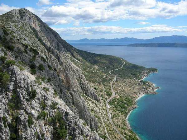 Makarsko primorje između naselja Podgora i Drašnice, u kojem se također očuvala predaja o drevnim ljudima s rogatim glavama (Izvor: Direct-Croatia.hr (direct-croatia.hr))