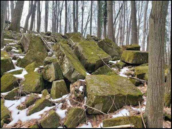 Glavni stijenski izdanak je prirodna geološka pojava, no drevni ljudi, vjerojatno pripadnici plemena Breuka, obrađivali su ih i koristili za svoje, još nepoznate, gradnje (Foto: Anto Krnjić; Izvor: Facebok grupa Ravne Brčko 24, post od 22. siječnja 2023.)