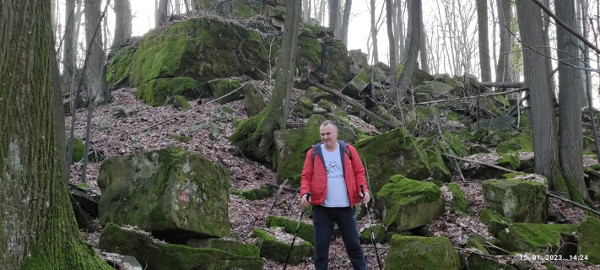 Istraživanja na Kiklopskim stijenama valjalo bi, između ostaloga, usmjeriti u pronalaženje (ostataka) drevnih alata kojima su kameni blokovi izdvajani, kao i na moguće ulomke prapovijesne i novije keramike (Foto: Filip Filipović; Izvor: Facebook stranica Štrepci, post od 20. siječnja 2023.)