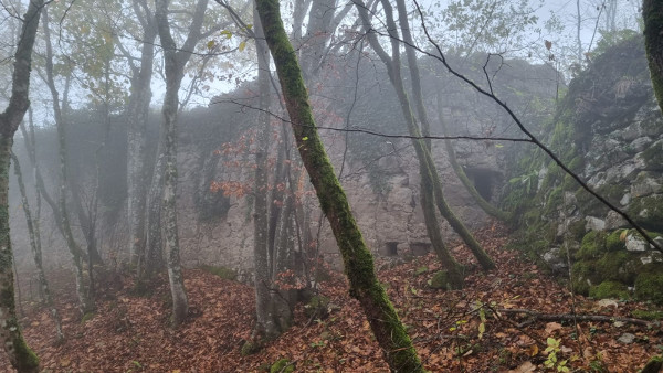 Prozori i otvori na zidu uz jugoistočnu kulu (Foto: Tomislav Beronić)