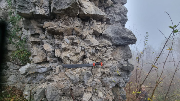 Širina zida središnje kule je oko 140 centimetara (dužina mačete je 57 cm), što navodi na zaključak da je, s ostalim opažanjima, središnja kula imala barem tri, a vrlo vjerojatno četiri nadzemne razine (Foto: Tomislav Beronić)