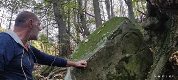 Kružnica s desne strane plohe kamenog bloka zasigurno je proizvod ljudskih ruku (Foto: Filip Filipović; Izvor: Facebook stranica Štrepci, post od 20. siječnja 2023.)
