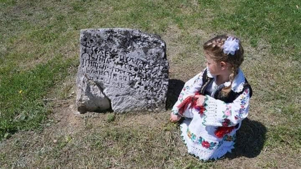 Stećak s natpisom na bosančici s nekropole Staro ili Mađarsko groblje ili Jarčevac kod sela Štrepci (Foto: Miodrag Lovrić; Izvor: Facebook grupa Stecak, post od 11. listopada 2021.)