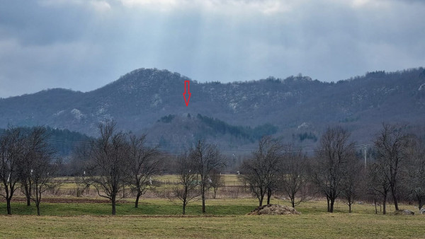 Položaj frankopanskog kaštela Kosinj na glavici u sredini slike (nazire se kamena stijena “Kule”) (Foto: Tomislav Beronić)