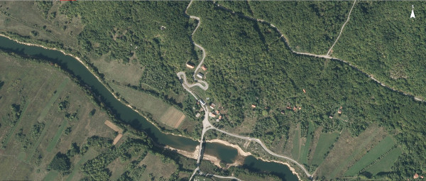 Položaj crkve Sveti otac Nikolaj zapadno od ceste, koja od Kosinjskog mosta vodi prema Donjem Kosinju, i sjeverno od njezinoga dvostrukog zavoja (Izvor: Geoportal (geoportal.dgu.hr))
