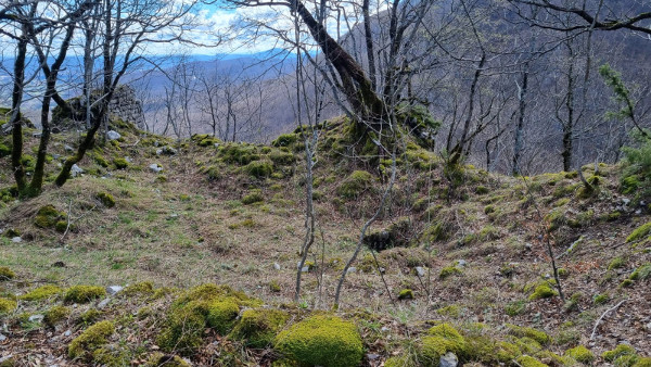 Unutrašnjost utvrde s još uvijek vidljivim bunarom (Foto: Tomislav Beronić)