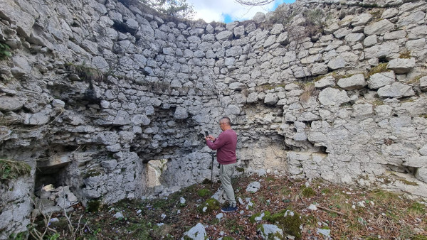 Istraživanje detalja prednje, polukružne branič kule s puškarnicama, koja je nadzirala prilaz preko uskog grebena (Foto: Tomislav Beronić)