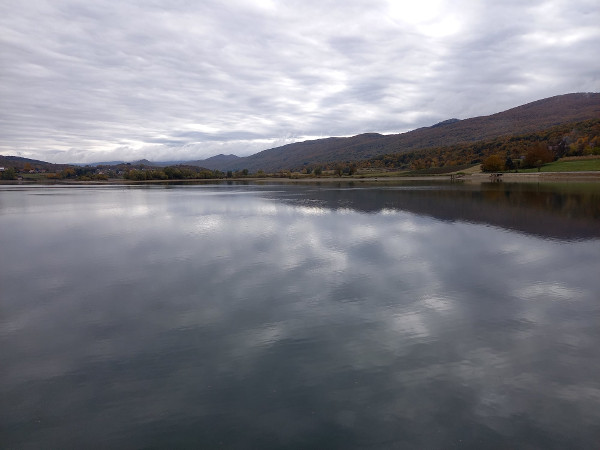 Umjetno jezero Sabljaci, ljeti omiljeno kupalište stanovnika ogulinskog kraja (Foto: Faruk Islamović)