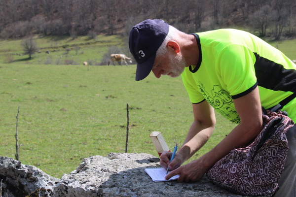 U pregledu suhozida i ruševina kuća uokolo Crkvine u Turjanskom polju 23. travnja 2023. godine (Foto: Noa Majetić)