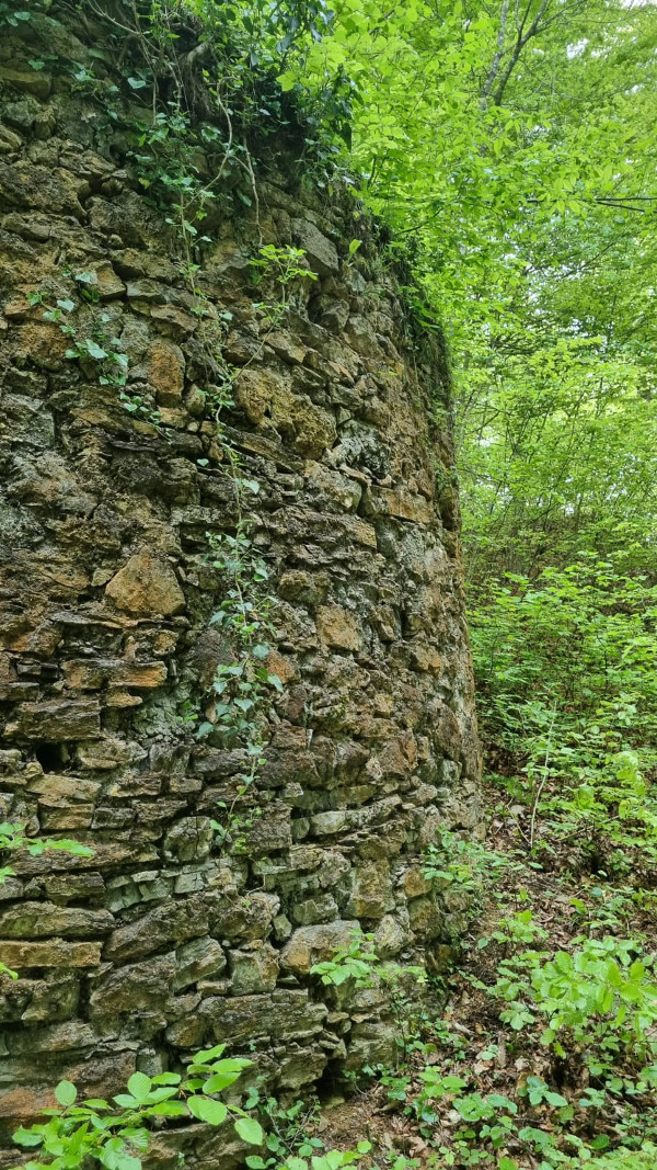 Zimić: zapadna okrugla kula iz bliza. Visina je oko četiri metra. (Foto: Tomislav Beronić)