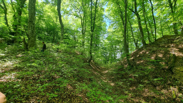 Mrsinj: južni opkop snimljen širokim objektivnom. Prema visini Darka možete procijeniti koliko je to u stvari duboko odnosno visoko. (Foto: Tomislav Beronić)