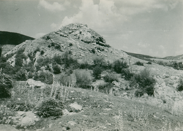 Pogled na brijeg Šupljača sa zapada 1932. godine (Foto: Većeslav Henneberg; Izvor: Zbirka fotografske dokumentacije Uprave za zaštitu kulturne baštine Ministarstva kulture (fototeka.min-kulture.hr) - Zbirka Većeslava Henneberga)