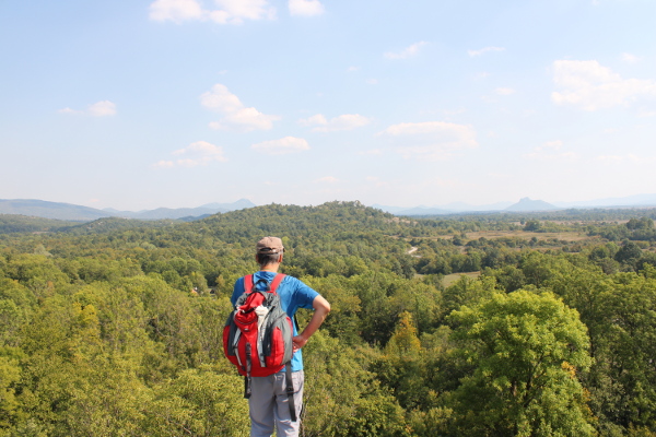 Pogled s vrha brijega Šupljače, na kojem se uzdizala branič - kula srednjovjekovne utvrde, na istok prema području Mogorića i Zira (Foto: Goran Majetić, 2021.)