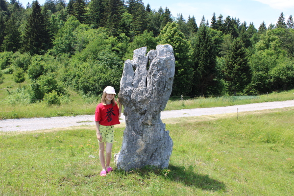 Osamljeni monolit, gledan s istočne strane, doima se poput ruke koja je izronivši iz zemlje posegnula za nebom (Foto: Goran Majetić)