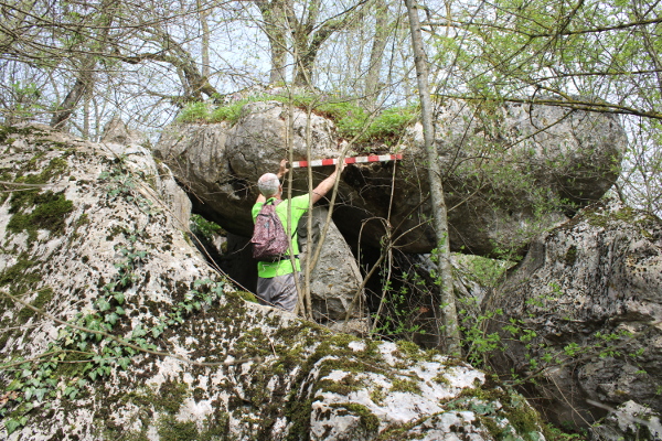 Mjerna letva dugačka jedan metar zorno predočuje divovsku krovnu ploču megalitske gradnje (Foto: Noa Majetić)