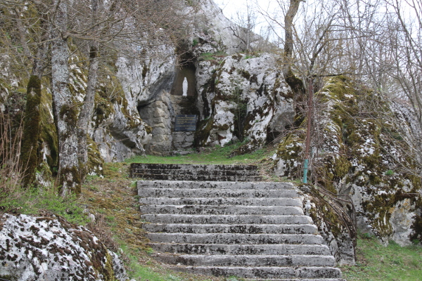 Prilaz špilji posvećenoj svetom Stjepanu Prvomučeniku, koja je uređena za bogoslovne potrebe (Foto: Goran Majetić)