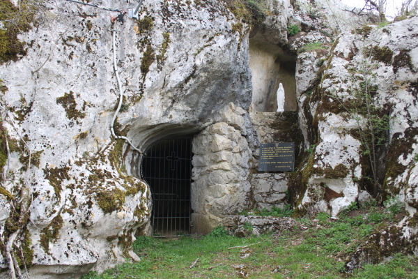 Ulaz u špilju - svetište s kipom Majke Božje i spomen-pločom na sklanjene žitelja Bilaja u špilju tijekom Domovinskog rata (Foto: Goran Majetić)