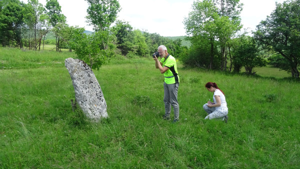 Spoznaje o stećku valja zabilježiti i olovkom i kamerom (Foto: Nikola Cetina)