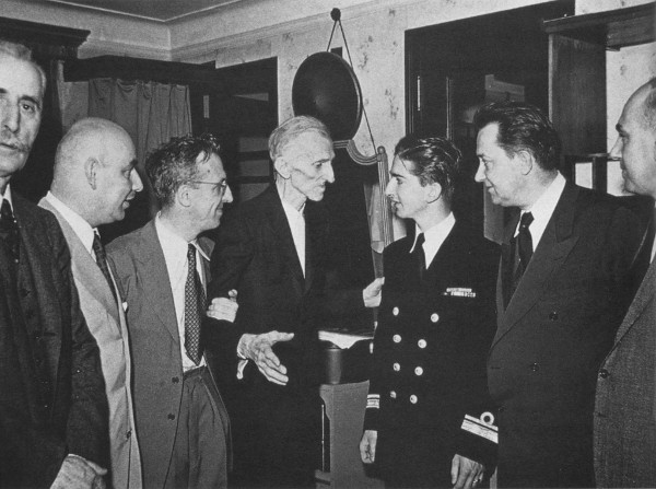 Ivan Šubašić (drugi zdesna) s Nikolom Teslom 8. srpnja 1942. godine u njegovom stanu u New Yorku (Izvor: Facebook stranica Nikola Tesla photos, post od 1. veljače 2014.)