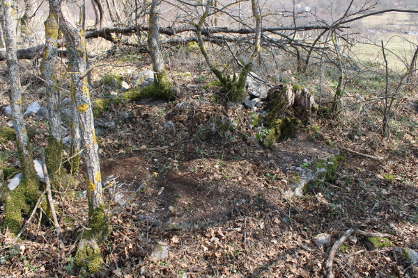 Pogled sa zapada na kamenu ploču, dugačku oko 180 i široku oko 85 centimetara, koja leži usporedno s nekadašnjim ulaznim pročeljem crkve (Foto: Goran Majetić)