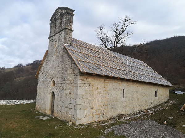 Hram u selu Jošane po postavljanju novoga krovišta 2019. godine (Izvor: Sveštena Episkopija Gornjokarlovačka (eparhija-gornjokarlovacka.hr; Nikola Malobabić ”Obnova hramova na Koreničkoj parohiji”), 31. prosinca 2019.)