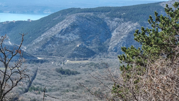 Pogled na Badanj iz utvrde Grižane. (Foto: Tomislav Beronić)
