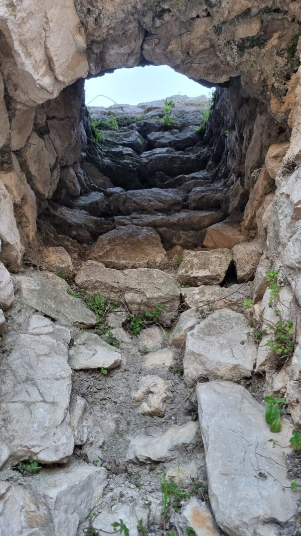 Otvor zahoda gledan odozdo, izvan utvrde. Napadač je morao imati jako dugo koplje ako je imao nečasnu namjeru ometanja onoga koji se došao olakšati. (Foto: Tomislav Beronić)