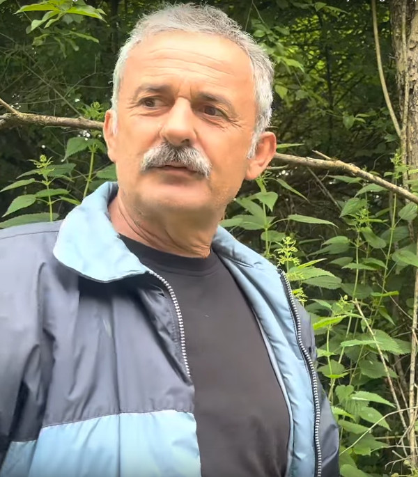 Mještanin Dabra Jovan bio je jedan od svjedoka otkrića kostiju diva na položaju Crkvena u blizini Dabarske pećine (Izvor: Goran Ivanović ”Overlanding čudesnim Grmečom, ...” (video), 2023.)
