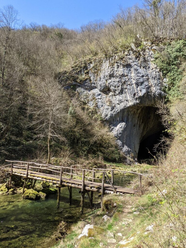 U ulaznoj dvorani Dabarske pećine pronađeni su brojni ulomci keramike i kamenih alatki koji svjedoče da se špilja koristila kao povremeno obitavalište tijekom bakrenoga doba, no postoje i tragovi ljudske djelatnosti iz ranijih kao i kasnijih razdoblja (Izvor: putovaoBiH (post ”Dabarska pećina i izvor rijeke Dabar”, 17. svibnja 2021.) putovaobih.blog)