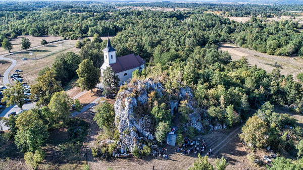 Ispred pećine (špilje) svetog Stjepana, u blizini crkve Sveti Jakov Apostol, stanovnici Bilaja svake godine okupljaju se na komemorativnoj misi u sjećanje na 29. kolovoza 1991. godine - dan kada je napadnut Bilaj (Izvor: Mihael Podnar)