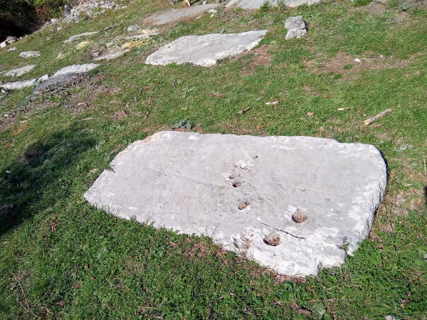 Po rasporedu i usmjerenju velikih vapnenačkih ploča očito je i u Štikadi, kao i u mnogim drugim ličkim selima, nekoć postojalo ”groblje na redove” (Foto: Vladmir Javorović)