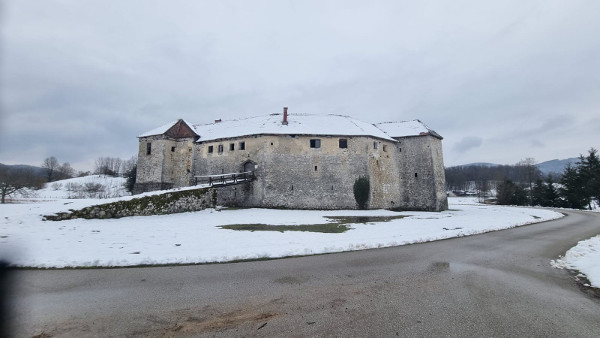 Oko burga je nekada bila voda ribnjaka. Vremenom je to zatrpano navozima zemlje i kasnije je izgrađena cesta. Navodno je u projetku rekonstrukcije ponovni iskop i ispuna vodom. (Foto: Tomislav Beronić)
