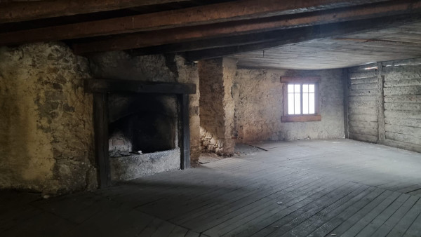 Jedna od većih rezidencijalnih prostorija s velikim otvorenim kaminom. (Foto: Tomislav Beronić)