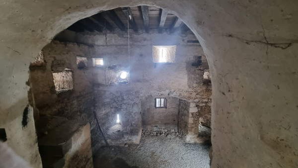 Pogled s drugog kata na unutrašnjost stare branič kule u kojoj su izvađeni podovi (katovi). (Foto: Tomislav Beronić)