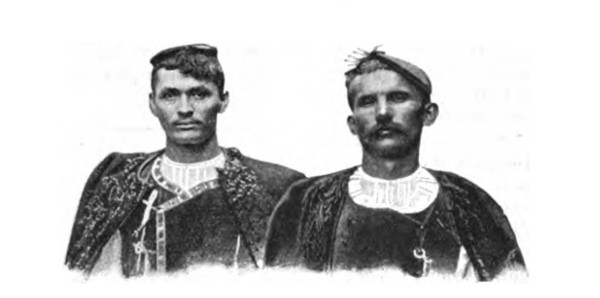 Mještani sela Dolac u Gornjim Poljicama, Pere i Jozo Simunić koji su ponajviše pomogli Frani Ivaniševiću u pripremi etnografskog rada o njihovom zavičaju (Izvor:”Zbornik za narodni život i običaje južnih Slavena”, 1903.)